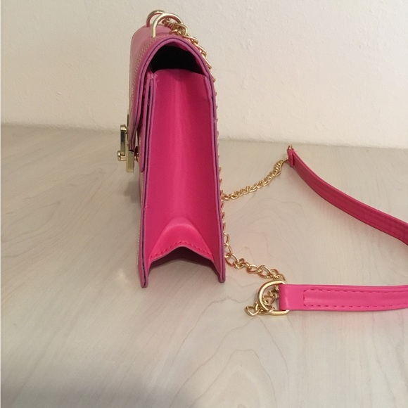 NWOT Adorable Barbie Pink Faux Leather Crossbody Bag Gold Chain & Bag Charm - Picture 3 of 9